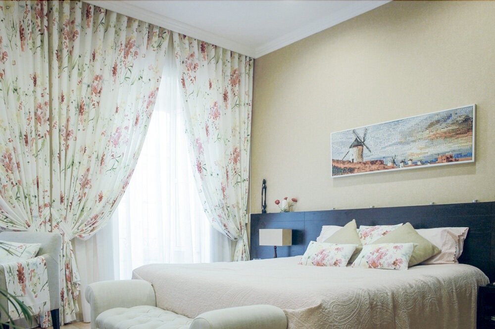 quarto-cortinas-padrao-floral-faro